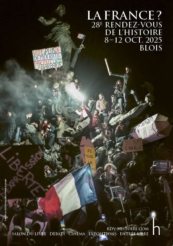 Affiche des 28es Rendez-vous de l’histoire sur le thème « La France ? », du 8 au 12 octobre 2025 à Blois, avec la photo d’une manifestation nocturne parisienne place de la République, où la foule grimpe le monument avec des panneaux pour la liberté d’expression.