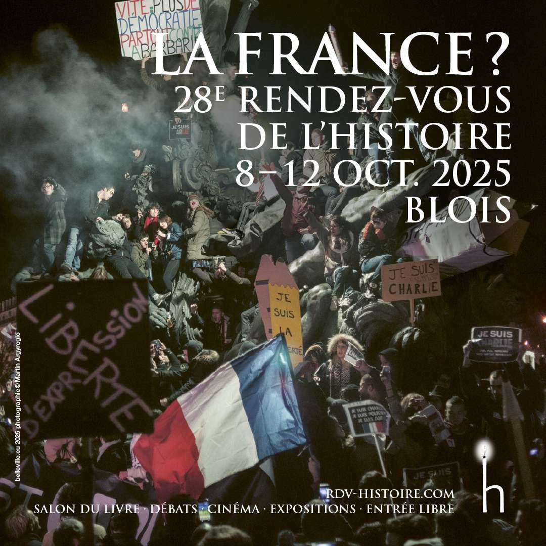 Affiche des 28es Rendez-vous de l’histoire sur le thème « La France ? », du 8 au 12 octobre 2025 à Blois, avec la photo d’une manifestation nocturne parisienne place de la République, où la foule grimpe le monument avec des panneaux pour la liberté d’expression.